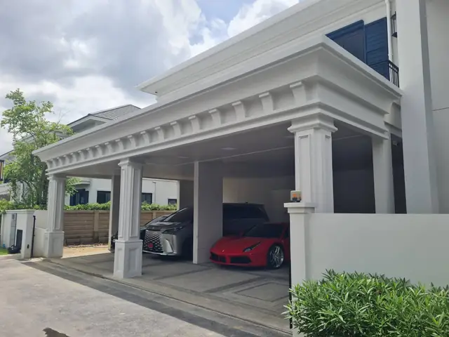 โรงจอดรถบ้านพักอาศัย เสาและบัวเชิงชายคลาสสิกจากบัวโฟม